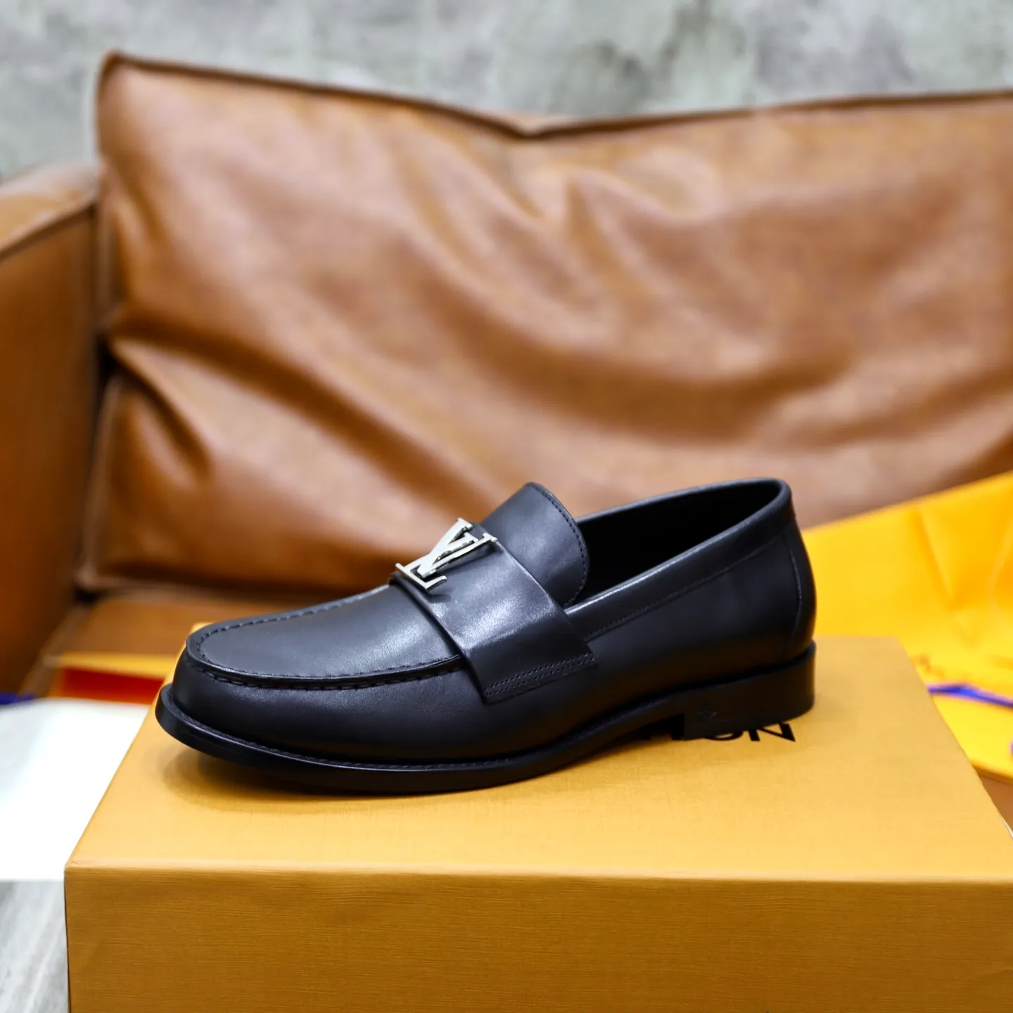 Men's shoes 💰: 💰900LV Louis Vuitton slip-on loafers, top quality products produced in Dongguan, ready for sale! This LV Glove loafer is made of selected soft cowhide, with a slightly wrinkled leather surface and a very high-end texture. Each pair is unique. The leather surface is light and soft, with a fine texture and good luster. It is a classic loafer style, with exquisite handmade mark stitching on the toe, and a square toe configuration to highlight the classic style. The horizontal band has hot-printed LV three-dimensional letters, semi-solid handcrafts and a genuine leather outsole, and a rubber patch on the heel to create wear-resistant performance and comfort. One of the must-have loafers for men! Comes with full original packaging! Code number: 38-39-40-41-42-43-44 (38, 45, 46 customized) standard leather shoe code